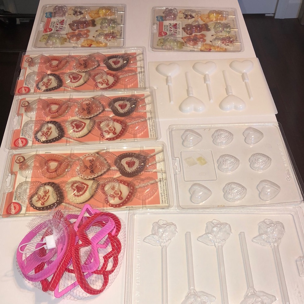 8 Valentine’s Day candy molds & 6 valentines cookie cutters